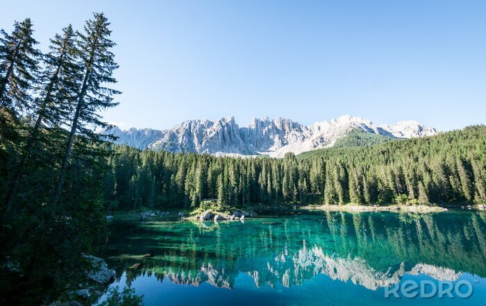 Poster Winterlandschap met een bergmeer