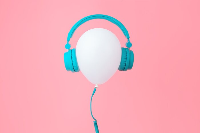 Poster Witte ballon met tiffany kleurenhoofdtelefoons op Roze achtergrond. Eigentijds ontwerp. Trendy kleuren.