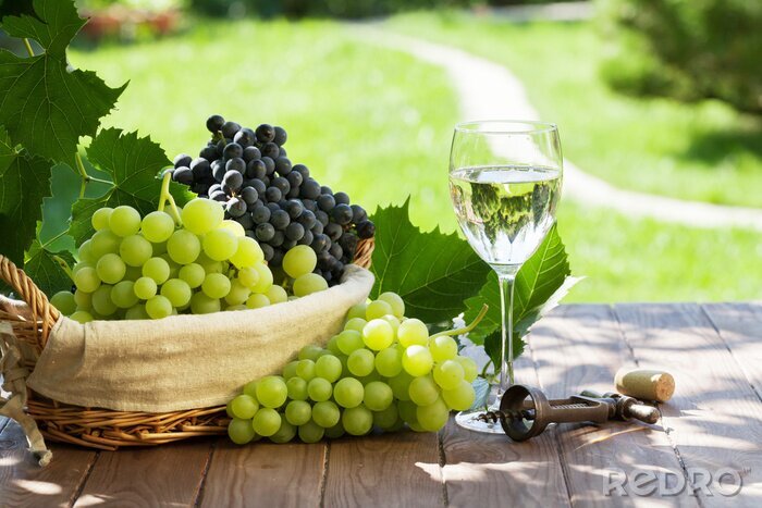 Poster Witte wijn glas, rode en witte druiven
