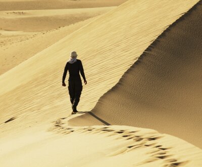 Poster Woestijnlandschap met een man