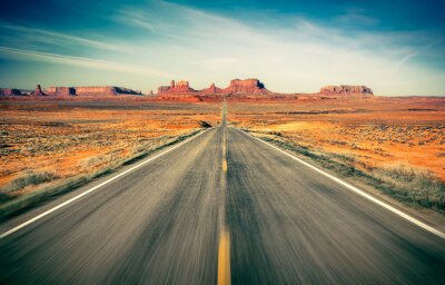 Woestijnvelden langs de weg