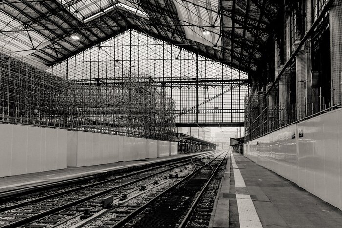 Poster works at Austerlitz station in Paris