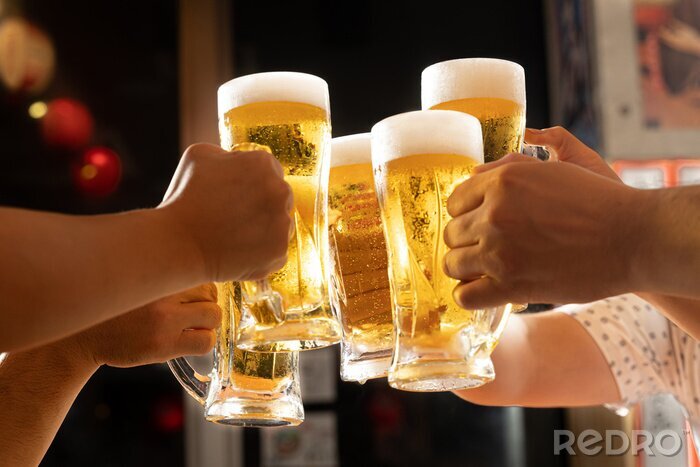 Poster 居酒屋でビールで乾杯をするイメージ
