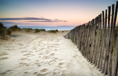 Zandweg naar het strand