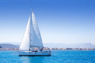Poster zeilboot zeilen in de Middellandse zee in Denia