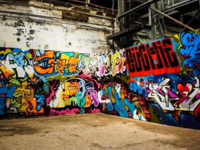 Poster Zicht op graffiti op de muren van het gebouw