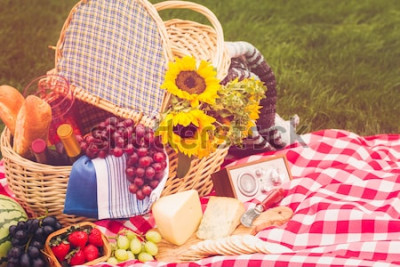 Poster Zomerpicknick met een mand met voedsel in het park.