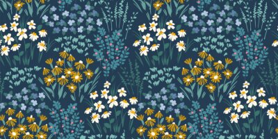 Behang Zomerse weide op een donkerblauwe achtergrond