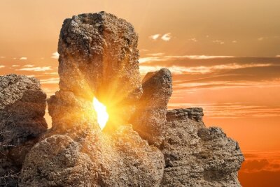 Zon tussen de rotsen