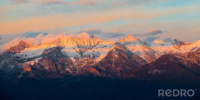 Poster Zonsondergang boven besneeuwde bergtoppen
