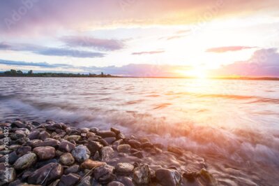 Poster Zonsondergang boven de rotsachtige kust