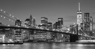 Zwart en wit Manhattan aan het water 's nachts, NYC.
