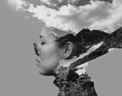 Poster Zwart-wit montage: bergen en vrouw