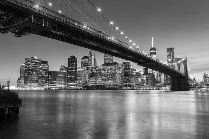 Poster Zwart-witfoto van de Brooklyn Bridge bij nacht