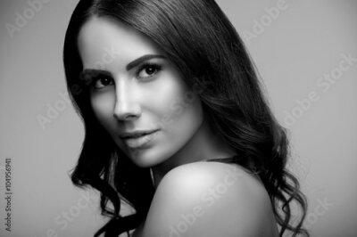 Poster Zwart-witfoto van een meisje met lang haar.