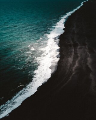 Poster Zwart zand op het strand