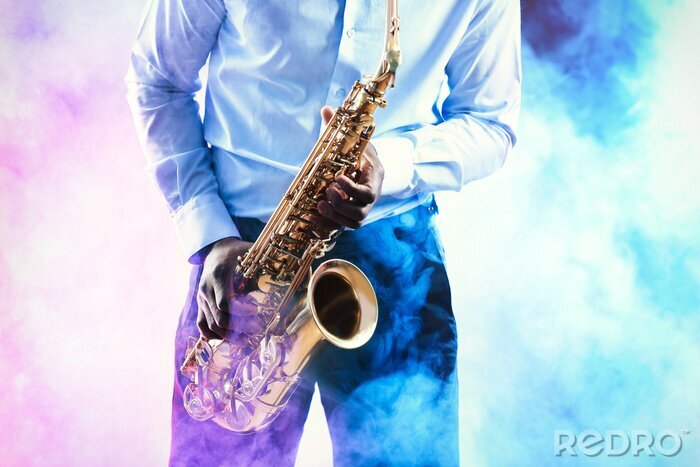 Sticker Afro-Amerikaanse jazz muzikant speelt de saxofoon tegen kleurrijke rokerige achtergrond