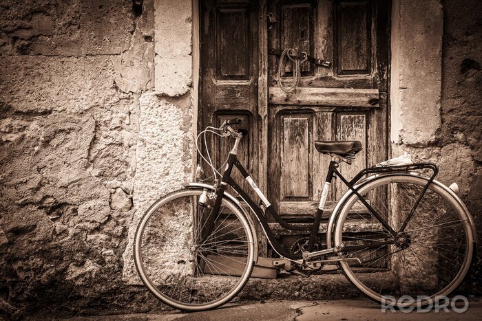 Sticker antieke fiets en een oude houten deur