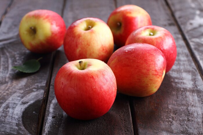 Sticker Appels verspreid over een houten tafel