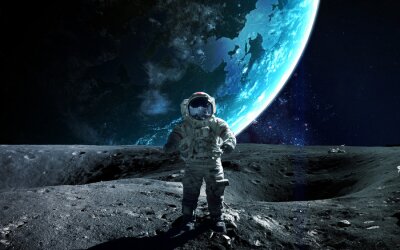 Astronaut die voor de Aarde staat