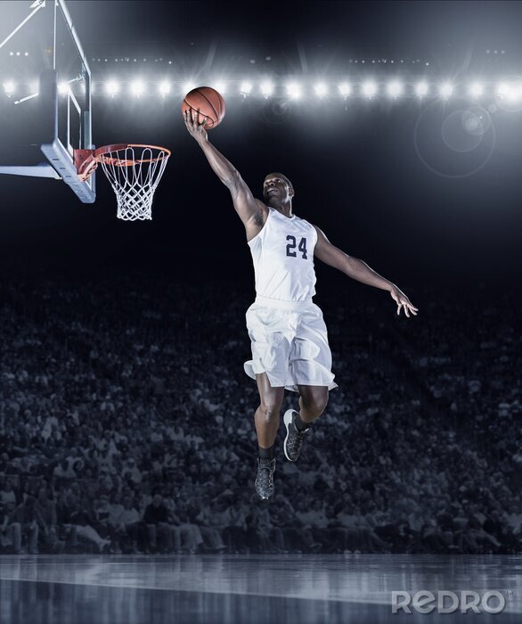 Sticker Atletisch Afro-Amerikaanse basketballer het scoren van een layup mand tijdens een professionele basketbalwedstrijd in een overvolle arena