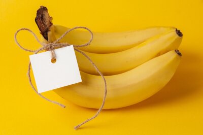 Sticker Bananen vastgebonden met een touwtje op een gele achtergrond
