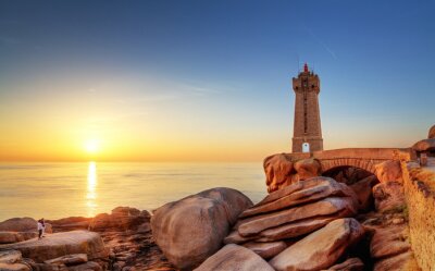 Beige vuurtoren met brug