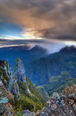 Berglandschap in de mist