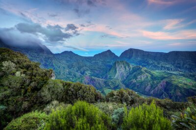 Berglandschap op een achtergrond van de lucht