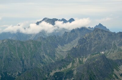 Sticker Bewolkt berglandschap. Uitzicht op de Rysy op Ladovy en Lomnicky Stit (Peak) in de Hoge Tatra-gebergte, Slowakije.