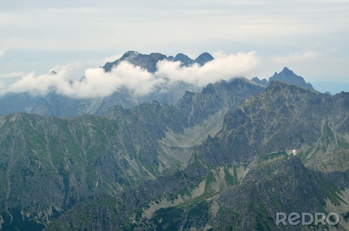 Sticker Bewolkt berglandschap. Uitzicht op de Rysy op Ladovy en Lomnicky Stit (Peak) in de Hoge Tatra-gebergte, Slowakije.