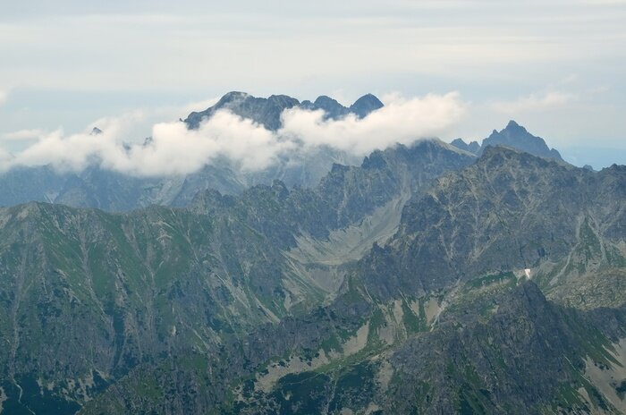 Sticker Bewolkt berglandschap. Uitzicht op de Rysy op Ladovy en Lomnicky Stit (Peak) in de Hoge Tatra-gebergte, Slowakije.