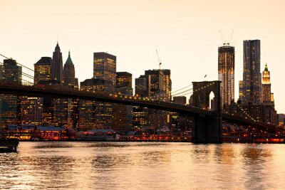 Bewolkte skyline van gebouwen