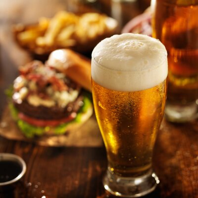 bier met hamburgers op restaurant tafel