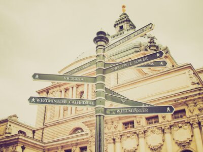 Britse wegwijzers in retrostijl