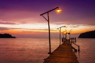 Brug met verlichte lantaarns