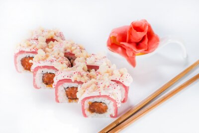 Sticker close-up roll sushi met eetstokjes en gember (ondiepe DOF)