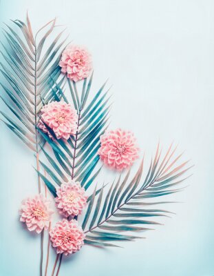  Creatieve lay-out met tropische palmbladen en pastelkleur roze bloemen op turkooise blauwe Desktopachtergrond, hoogste mening, verticale plaats voor tekst ,.
