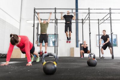 Sticker Crossfit groep traint verschillende oefeningen