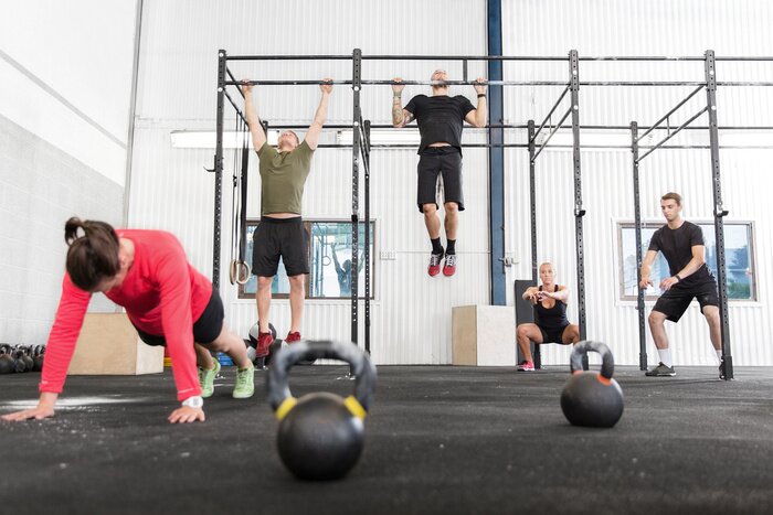 Sticker Crossfit groep traint verschillende oefeningen