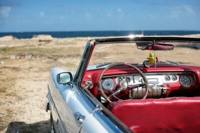 Cubaanse vintage auto geparkeerd op de seacost in havana