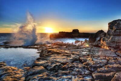 De aard van de golven die de rotsen raken