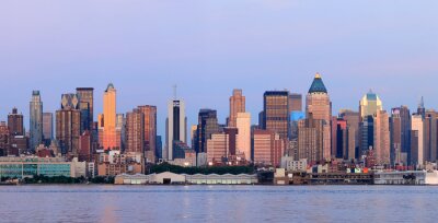 De gebouwen van New York bij zonsondergang