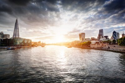 De horizon van Londen bij zonsondergang, Engeland het Verenigd Koninkrijk. Rivier de Theems, de Shard, City Hall.