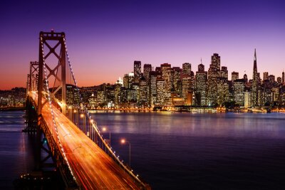 De horizon van San Francisco en Bay Bridge bij zonsondergang, Californië