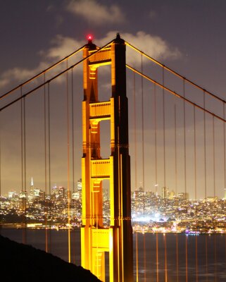 De verlichte Golden Gate Bridge