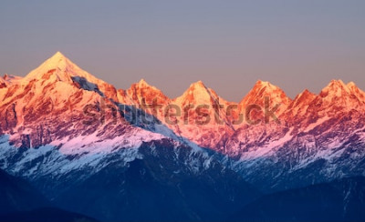 Sticker dichtbij schot van Roodachtige bergtoppen tijdens zonsondergang