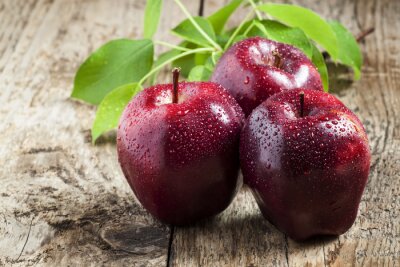 Sticker Drie kastanjebruine appels op tafel