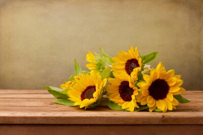 Een boeket zonnebloemen op tafel