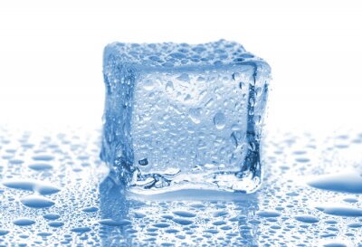 Sticker Een enkel ijsblokje op een glad oppervlak